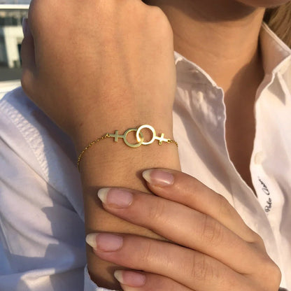 Bracelet lesbien à chaîne fine avec charm double Vénus, porté au poignet