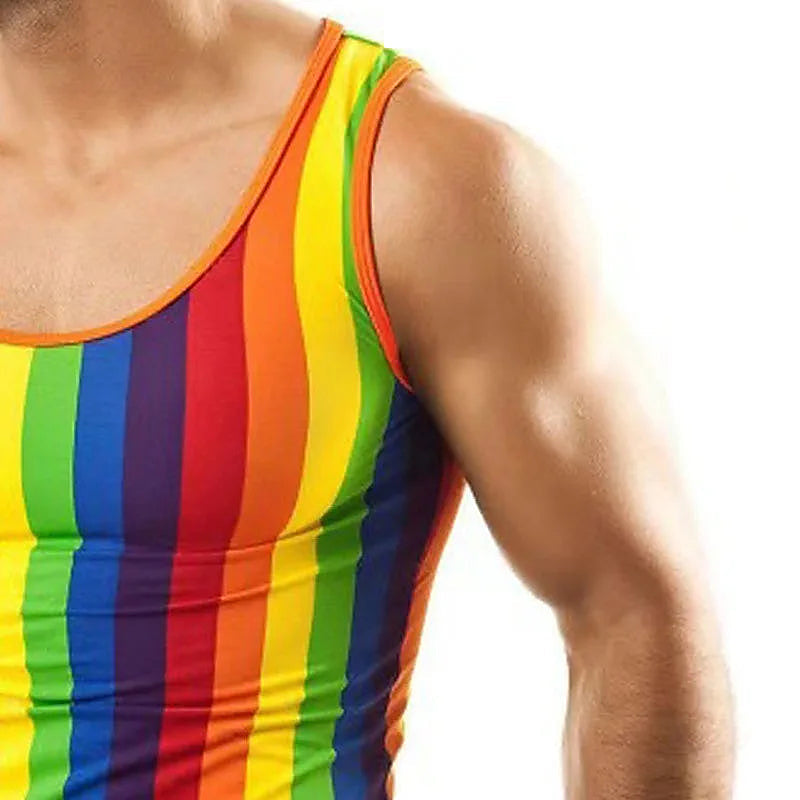 Gros plan sur les rayures et l'emmanchure du débardeur LGBT
