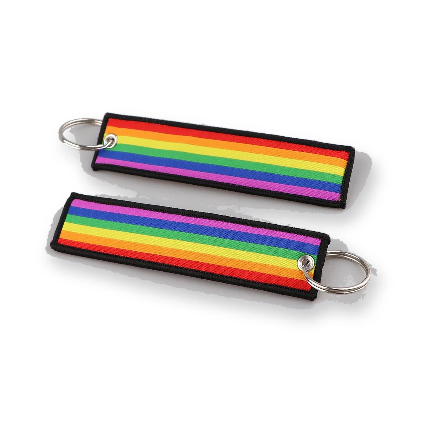 Porte-clés en bande tissée arc-en-ciel bordée de noir, avec deux anneaux métal