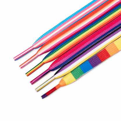 Six paires de lacets LGBT à plat : arc-en-ciel, transgenre, lesbien, bisexuel, asexuel et pansexuel