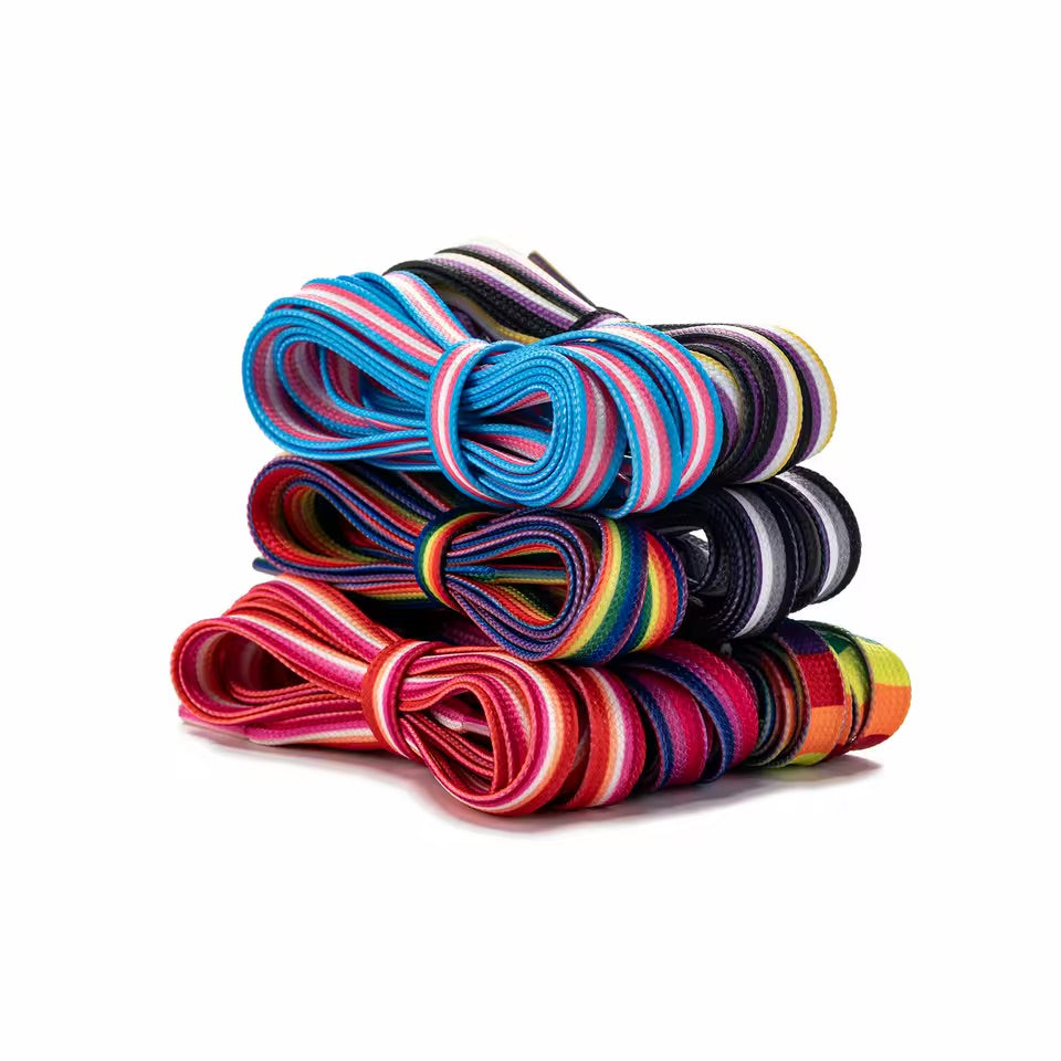 Pile de paires de lacets aux différents drapeaux LGBT, enroulées