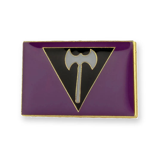 Pins drapeau labrys lesbien : hache double sur triangle noir, fond violet