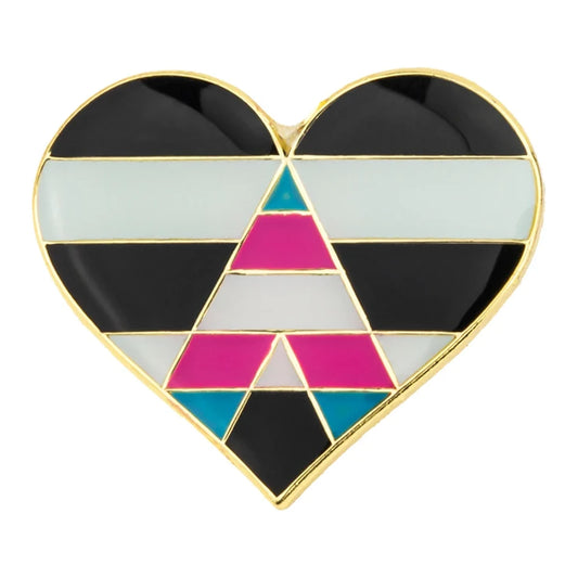 Pins cœur émaillé du drapeau allié aux personnes trans : chevrons noirs et blancs, lettre A rose, blanche et bleue