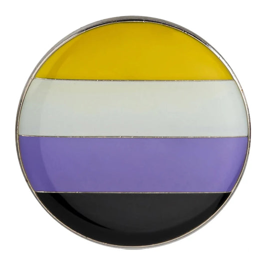 Badge rond émaillé aux quatre couleurs du drapeau non-binaire : jaune, blanc, violet et noir