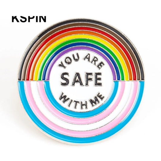 Pin's rond You are safe with me, arc-en-ciel et drapeau trans
