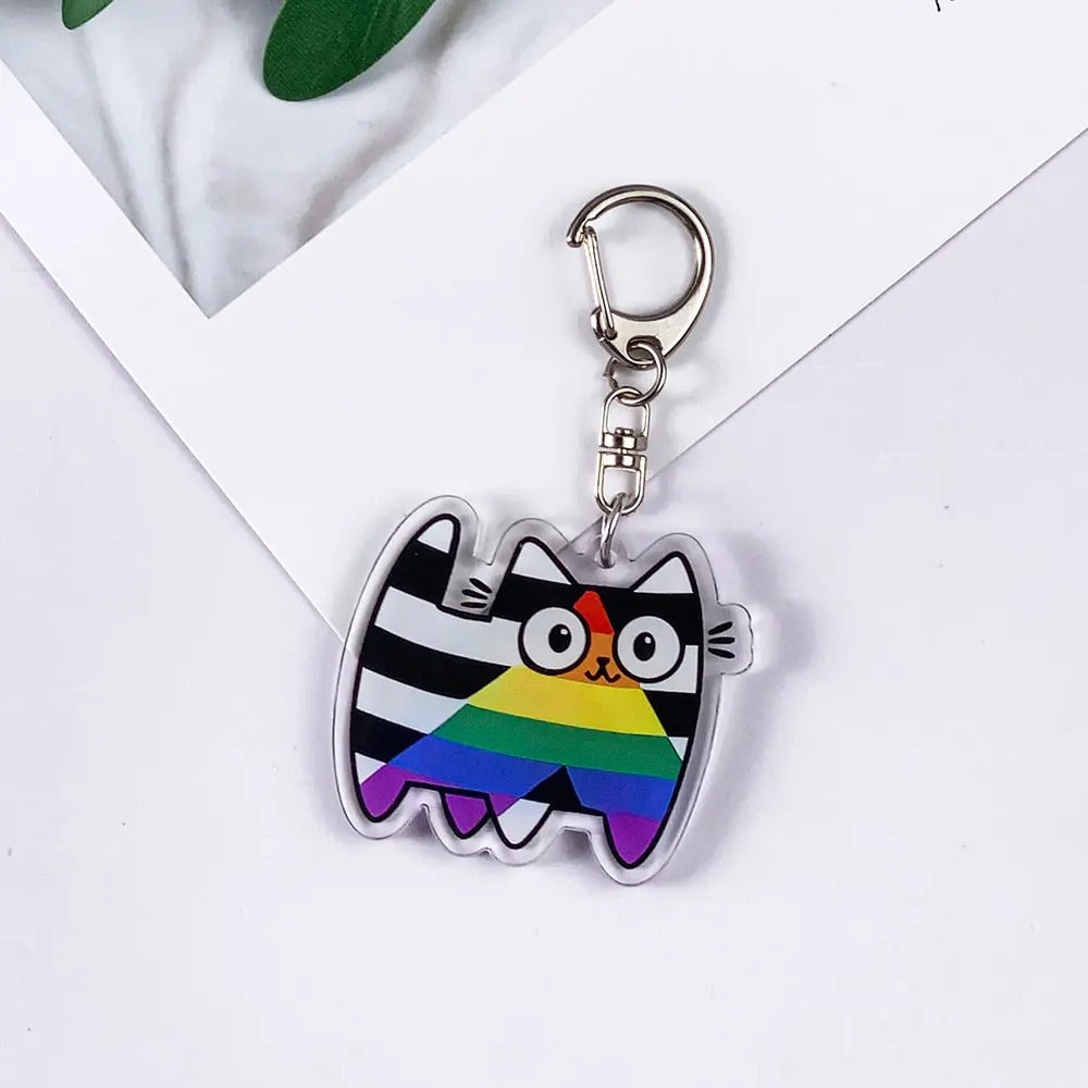 Porte-clés chat rayé noir et blanc au chevron arc-en-ciel du drapeau des allié·es, acrylique brillant et mousqueton argenté