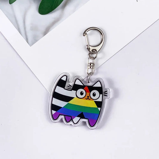 Porte-clés chat rayé noir et blanc au chevron arc-en-ciel du drapeau des allié·es, acrylique brillant et mousqueton argenté