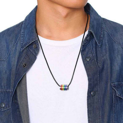 Le collier porté de près, cylindre arc-en-ciel au creux du cou