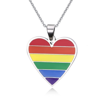 Pendentif cœur émaillé aux six couleurs de l'arc-en-ciel, sur chaîne fine en acier