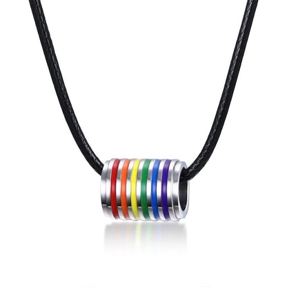 Le même pendentif cylindre en finition argentée, sur cordon de cuir noir