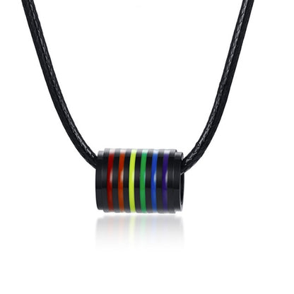 Pendentif cylindre à anneaux arc-en-ciel, monture noire, monté sur un cordon de cuir noir