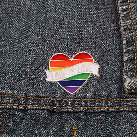 Pins Coeur Love is Love