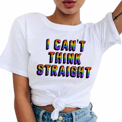 T-shirt blanc femme noué, « I CAN'T THINK STRAIGHT » en lettres arc-en-ciel sur trois lignes