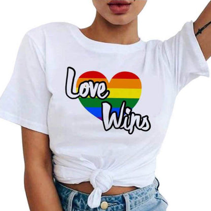 T-shirt blanc femme noué, cœur à bandes arc-en-ciel nettes avec « Love Wins » en lettres contourées