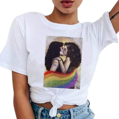 T-shirt blanc femme noué, photo de deux femmes s'embrassant sur un fond arc-en-ciel