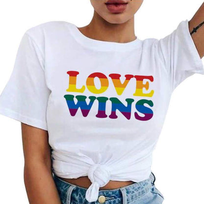T-shirt blanc femme noué à la taille, « LOVE WINS » en lettres arc-en-ciel épaisses