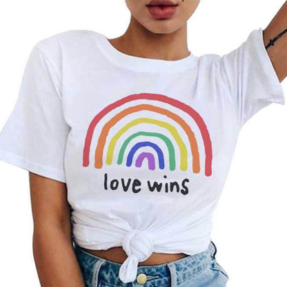 T-shirt blanc femme noué, arc-en-ciel dessiné à la main avec « love wins » écrit dessous