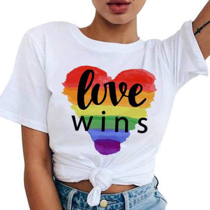 T-shirt blanc femme noué, cœur aquarelle arc-en-ciel avec « love wins » en script noir