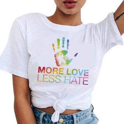 T-shirt blanc femme noué, empreinte de main arc-en-ciel avec « MORE LOVE LESS HATE »
