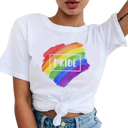 T-shirt blanc femme noué, « PRIDE » encadré sur un aplat de peinture arc-en-ciel