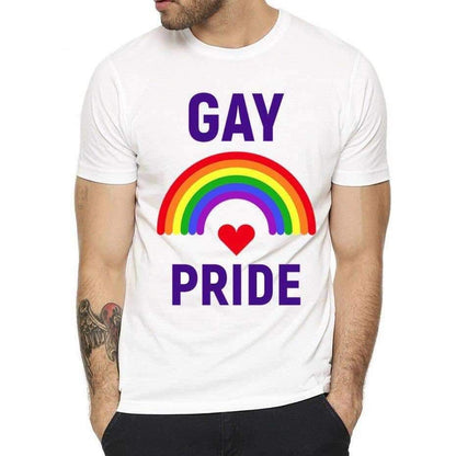 T-shirt blanc homme, « GAY PRIDE » en lettres violettes encadrant un arc-en-ciel avec un cœur rouge