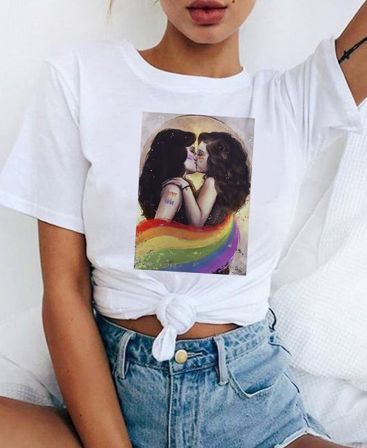 Vue rapprochée de l'imprimé photo du baiser sur le t-shirt blanc
