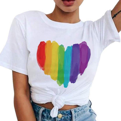 T-shirt blanc femme noué, grand cœur peint aux couleurs de l'arc-en-ciel