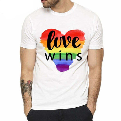 T-shirt blanc homme, grand cœur aquarelle arc-en-ciel avec « love wins » en lettres noires