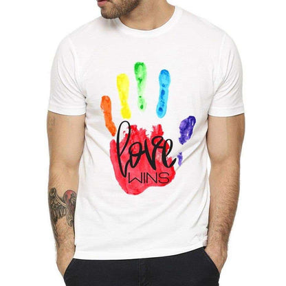 T-shirt blanc homme, empreinte de main peinte aux couleurs de l'arc-en-ciel avec « love wins » écrit dedans