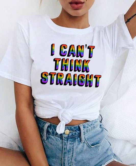Vue rapprochée du lettrage I can't think straight en dégradé arc-en-ciel