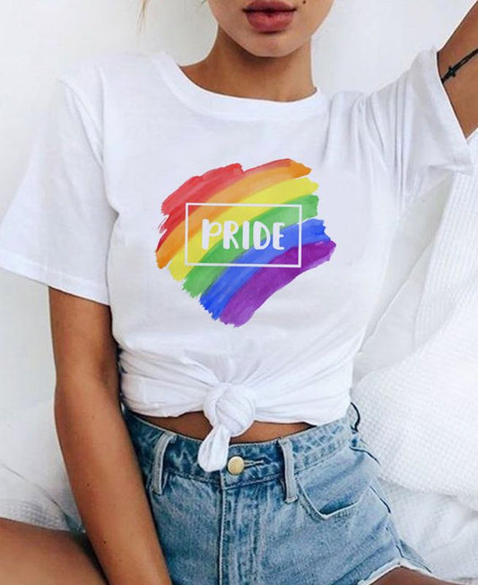 Vue rapprochée de l'aplat de peinture arc-en-ciel et du cadre PRIDE