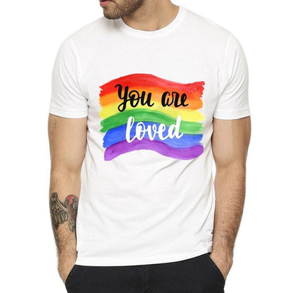 T-shirt blanc homme, « You are loved » en script sur une bannière peinte aux couleurs de l'arc-en-ciel