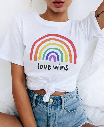 Vue rapprochée de l'arc-en-ciel dessiné et du lettrage « love wins »